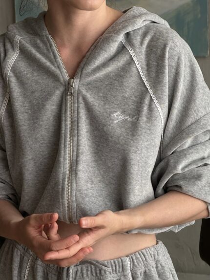 Худи укороченное на кулисе велюр с кружевом